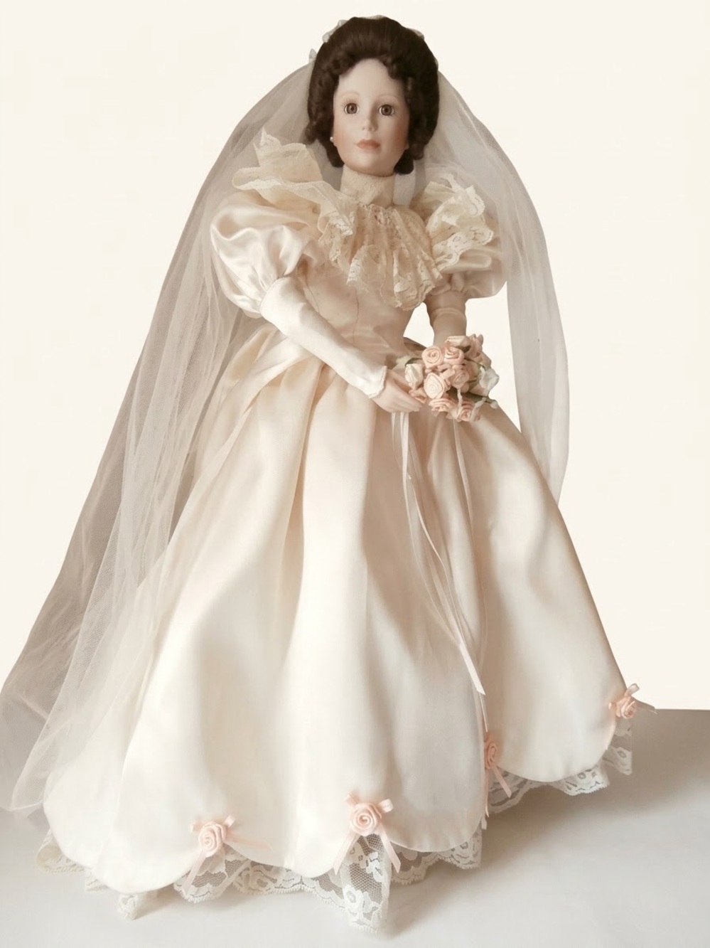 Vintage Ashton Drake "Elizabeth" Porcelain Bride Doll #96511